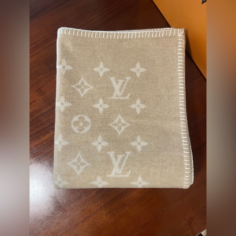 Louis Vuitton Neo Monogram Flight Mode Blanket - Picture 3 of 6